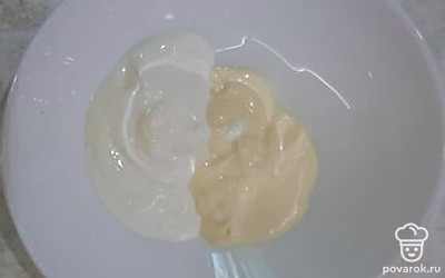 Добавить сметану.