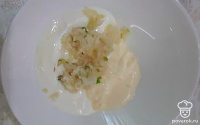 Пропустить чеснок через пресс.