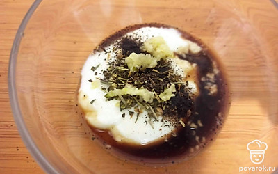 Добавьте натертый на терке чеснок, соевый соус и пару капель лимонного сока. Все хорошо перемешайте и дайте постоять 5 минут.