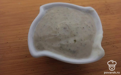 Подавайте порционно в красивом соуснике. Соус подходит и к рыбе, и к мясу.