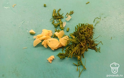 Укроп нашинкуйте, чеснок нарежьте кусочками.