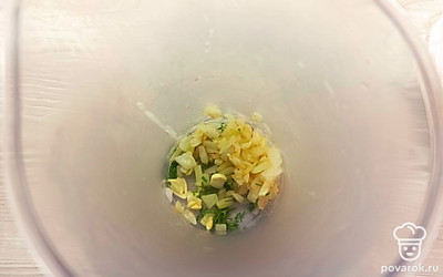 Выложите в чашу блендера укроп с чесноком, добавьте репчатый лук, нарезанный мелкими кубиками.