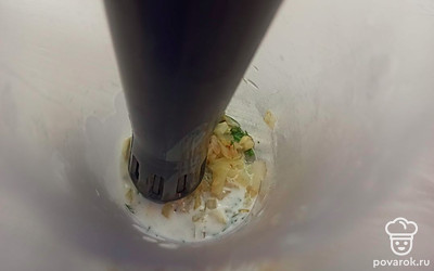 Влейте кефир, посолите по вкусу и пробейте блендером до однородной массы в течение 2 минут.