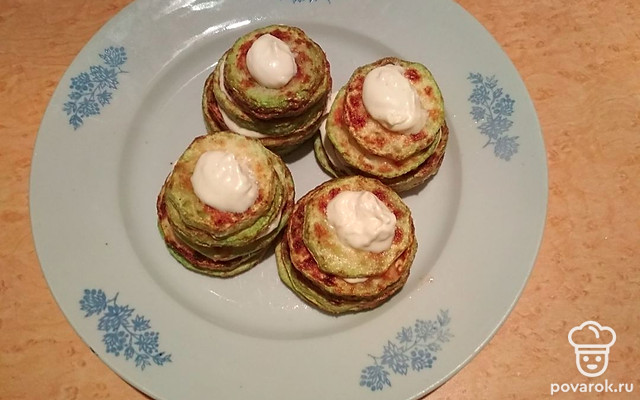 Жареные кабачки горками с чесночным соусом — Рецепт с фото