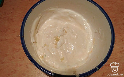 Для соуса: смешайте в отдельной посуде сметану, майонез,приправу и чеснок, перемешайте до однородной массы.