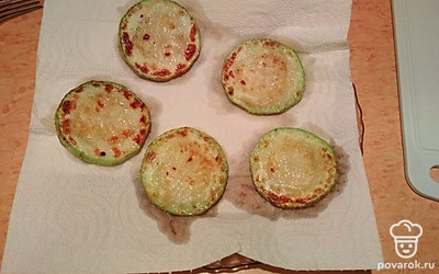 Тарелку застелите бумажными полотенцем и выложите готовые кабачки, чтобы впиталось лишнее масло.