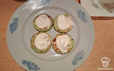 Соберите горки: на большую плоскую тарелку выложите 4 колечка кабачка по всей плоскости, сверху смажьте соусом. Сверху положите ещё 4 колечка и так пока не выложите все кабачки. Старайтесь начинать с крупных колечек, а заканчивать маленькими,чтобы горки не были кривыми и не развалились.