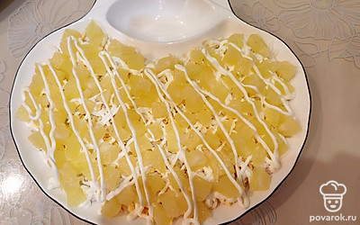 Сделайте слой из ананаса. Добавьте майонез (половина столовой ложки). 