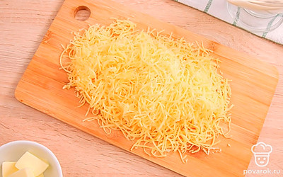 Измельчите чеснок, сыр натрите на крупной терке. Сливочное масло заранее достаньте из холодильника, чтобы оно дошло до комнатной температуры.