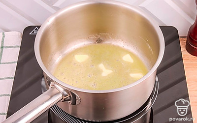 Сливочное масло растопите на среднем огне, до образования белых пузырьков. Добавьте к растопленному маслу муку, тщательно перемешивайте, на медленном огне, до образования однородной консистенции, пока смесь не приобретет легкий золотистый оттенок.