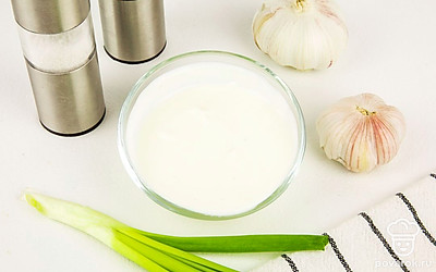 Промойте лук. Очистите зубчики чеснока.