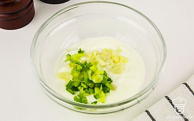 Измельчите чеснок и лук. Добавьте эти ингредиенты в сметану.