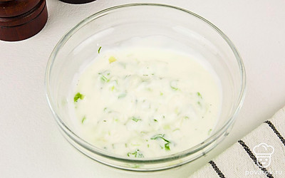 Добавьте в миску перец и соль, и соус готов.