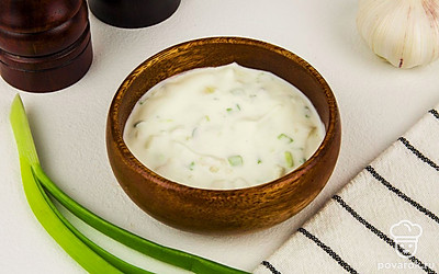 Все хорошо перемешайте и перелейте в соусник для подачи.