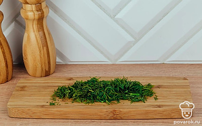 Мелко нарежьте укроп.