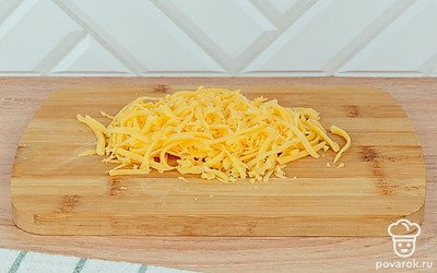 Натрите сыр.