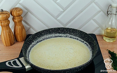Влейте молоко на сковороду.