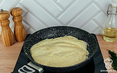 Регулярно помешивая, готовьте соус на слабом огне в течение 7-9 минут до момента полного расплавления сыра.