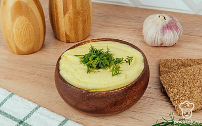 Украсьте соус нарезанным укропом. Готово!