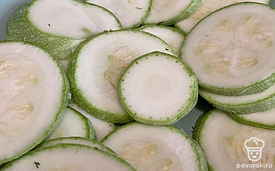 Кабачок нарежьте кружками и посолите.