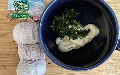 Смешайте майонез, укроп и натертый на терке зубчик чеснока.