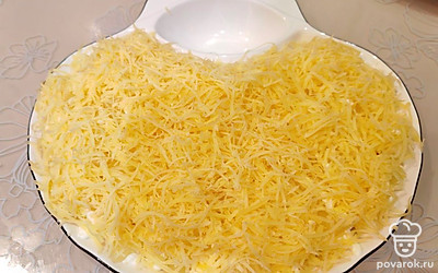 Выложите слой сыра. 