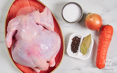 Разморозьте и хорошо промойте курицу под проточной водой. Особенно уделите внимание выпирающим косточкам на спинке и бедрах. Помойте и почистите лук и морковь. Подготовьте большую кастрюлю, чтобы куриная тушка помещалась в нее целиком.