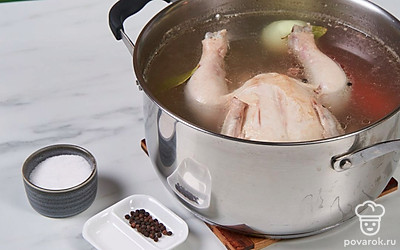 Дождитесь повторного закипания, снимите пенку. Добавьте в воду соль, лавровый лист, черный перец, целую луковицу и целую морковку. Уменьшите огонь до минимума, закройте крышкой и варите бульон еще 1 час.