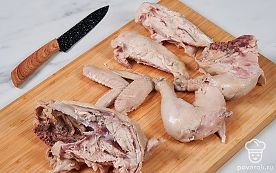 Положите курицу на разделочную доску спинкой вниз. При помощи острого ножа отделите по суставам сначала крылышки, потом голени и бедра. Затем отрежьте спинку от грудки и вырежьте филе.