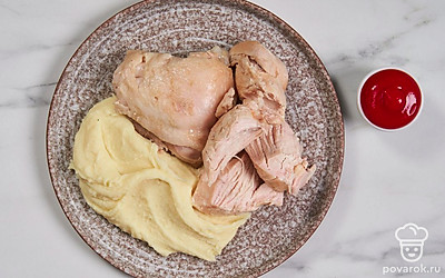 Подайте вареное куриное мясо на обед с любым гарниром и томатным соусом.