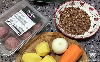 Подготовьте все ингредиенты. Картошка у меня маленькая, потому взяла 4 штуки. Если у вас будет крупная, то достаточно 2-3. Морковь можете взять поменьше или половинку. Сельдерея достаточно одного стебля. Вообще все ингредиенты подбирайте в равных соотношениях и пропорциях к объему супа.