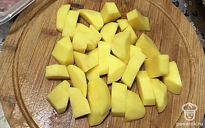 Сразу поставьте кастрюлю с водой на плиту нагреваться. Пока нарежьте овощи. Картошку желательно шинкуйте покрупнее.