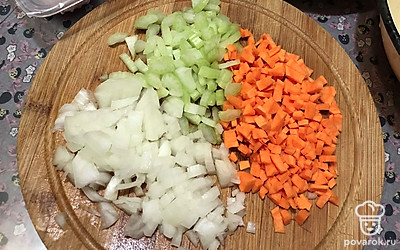 Овощи нарежьте как можно мельче или натрите на крупной терке.