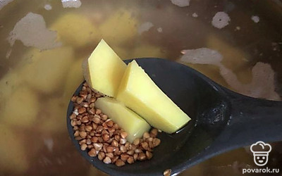 В кипящую воду добавьте картошку и сразу промытую гречку. Варятся они по времени одинаково.