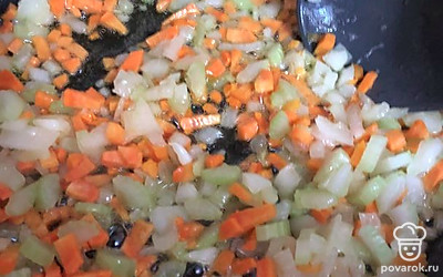 Отдельно обжаривайте овощи на небольшом количестве растительного масла. Как только они станут мягкими, отправьте в кастрюлю.
