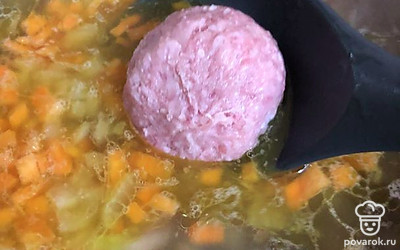 Проверьте готовность супа по картофелю. Если он уже легко ломается ложкой, значит пора выкладывать тефтели. Аккуратно опустите каждую тефтелину большой ложкой. Помешивая, ждите, когда они всплывут по готовности. На этом этапе добавьте соль и перец по вкусу.