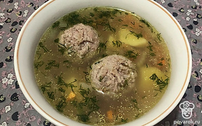 Подавайте суп в глубоких мисках. Желающим можете положить и 2 тефтели. Но они такие крупные, что достаточно одной.