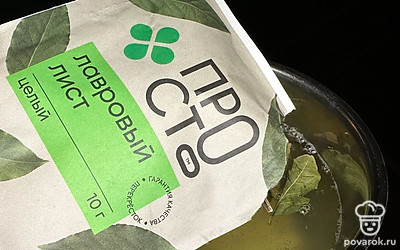 Картошку почистить, помыть и нарезать кубиком. Положить картошку в кипящую подсоленную воду. Добавить лавровый лист.