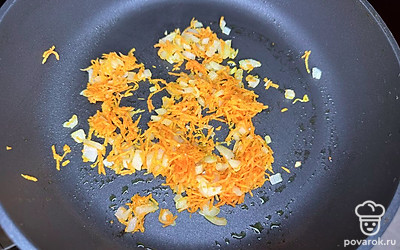 Лук и морковь очистить. Лук нарезать кубиком, морковь натереть на мелкой терке. Обжарить на растительном масле до золотистого цвета лука.