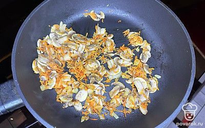 Шампиньоны помыть, нарезать. Обжарить вместе с луком и морковью минут 5.