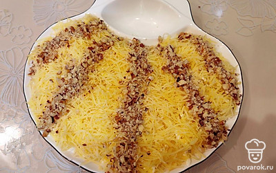 Выложите ореховую крошку (полосками).