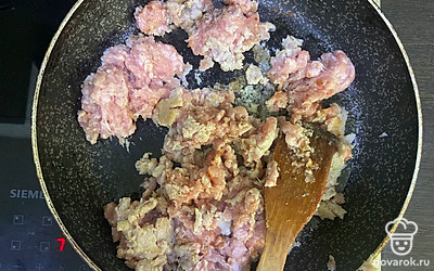 Куриный фарш посолите, поперчите, добавьте молотую паприку и обжарьте на сковороде до готовности.