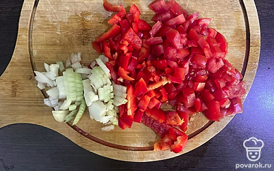 Нарежьте лук, перец и помидоры.