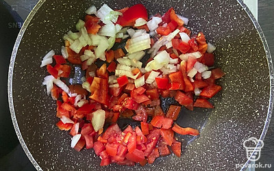 Обжарьте овощи на отдельной сковороде.