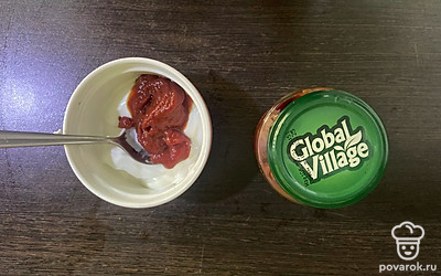 Смешайте майонез, сметану и томатную пасту.