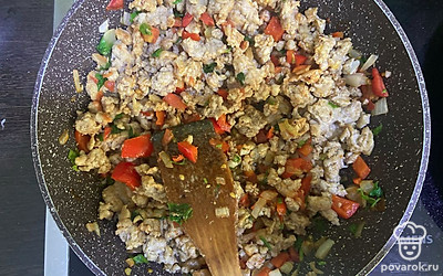 Готовый фарш смешайте с жареными овощами. По желанию можно добавить туда зелень.