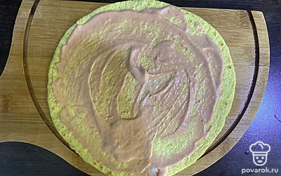 Смажьте лепешку соусом.