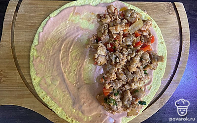 На одну половину лепешки выложите готовую начинку.