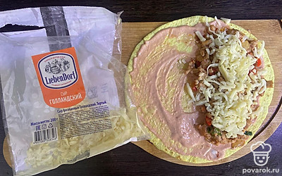 Посыпьте тертым сыром.