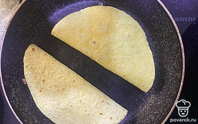 Накройте начинку второй частью лепешки. Повторите то же самое с остальными лепешками. Обжарьте их с двух сторон на сухой сковороде до румяной корочки.